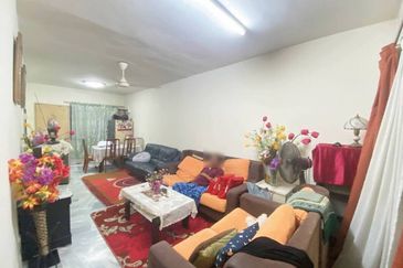 Dahlia Apartment ( Saujana Utama 2 )