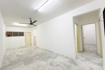 Iris Apartment, Taman Saujana Utama