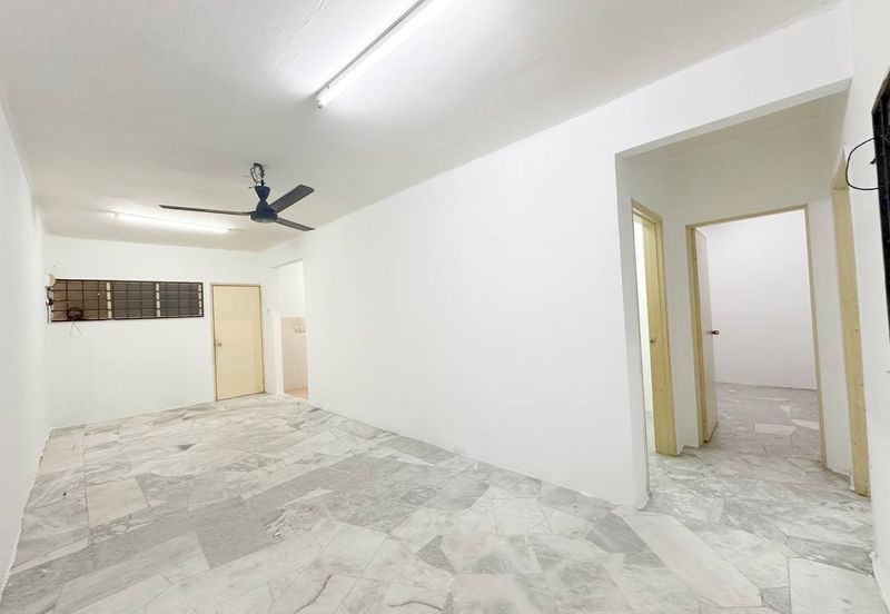 Iris Apartment, Taman Saujana Utama