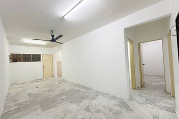 Iris Apartment, Taman Saujana Utama