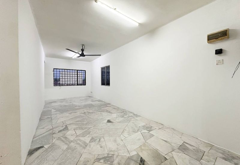 Iris Apartment, Taman Saujana Utama