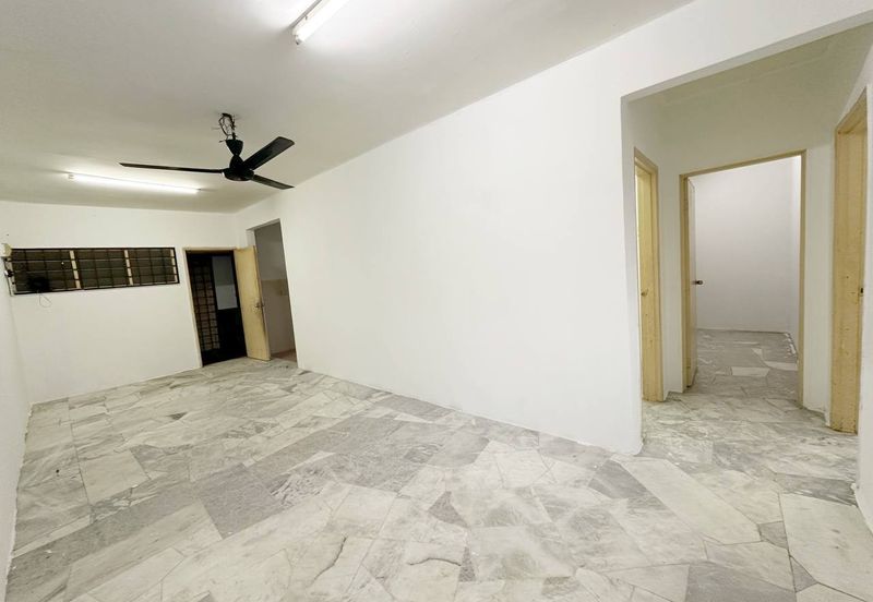 Iris Apartment, Taman Saujana Utama