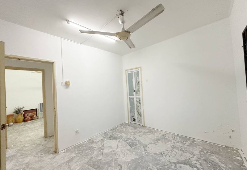 Iris Apartment, Taman Saujana Utama