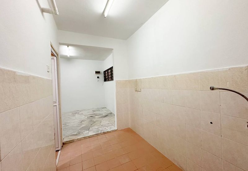 Iris Apartment, Taman Saujana Utama