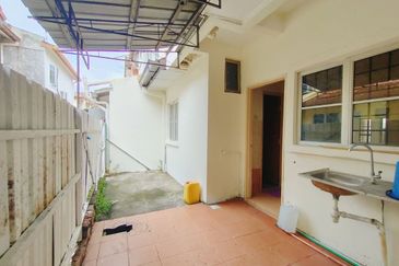 Freehold Newly Refurbished Near to School Double Storey Terrace House Jalan Serambi Bukit Jelutong Shah Alam For Sale