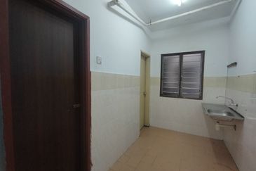 Iris Apartment, Taman Saujana Utama