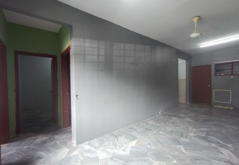 Iris Apartment, Taman Saujana Utama