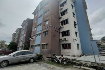 Iris Apartment, Taman Saujana Utama