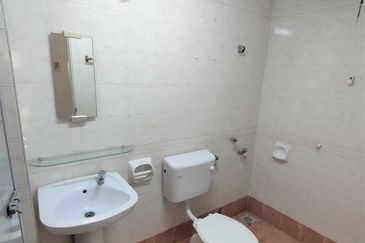 Townhouse @ Bukit Rimau / Kota Kemuning - Ground Floor unit 