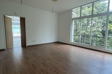 Jalan Straits View 8