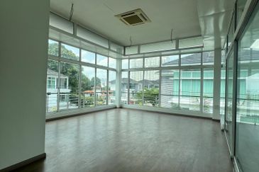 Jalan Straits View 8