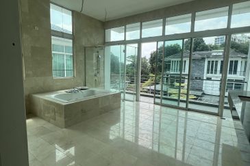 Jalan Straits View 8