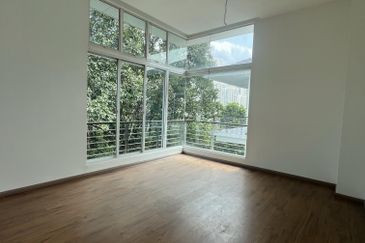 Jalan Straits View 8