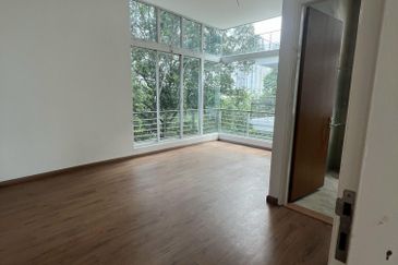 Jalan Straits View 8