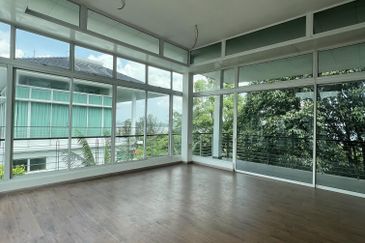 Jalan Straits View 8