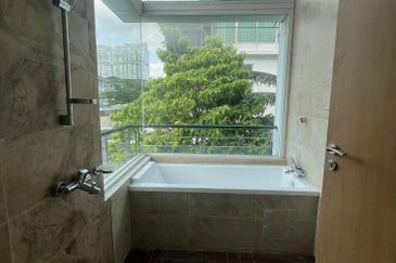 Jalan Straits View 8