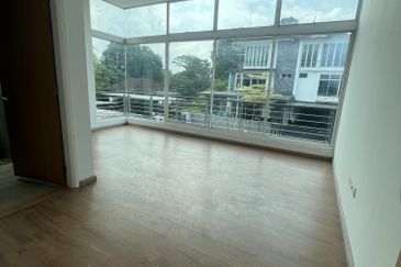 Jalan Straits View 8