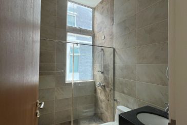 Jalan Straits View 8