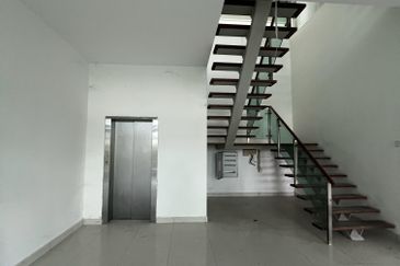 Jalan Straits View 8