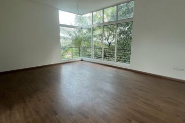 Jalan Straits View 8