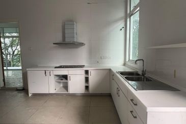 Jalan Straits View 8