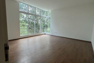 Jalan Straits View 8