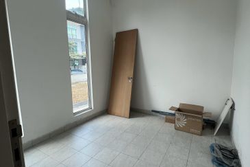 Jalan Straits View 8