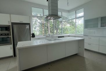 Jalan Straits View 8