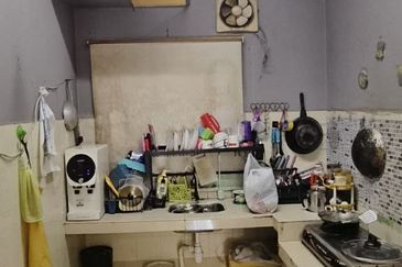 Lebuh Damar Flat Low Level Partly Furnished