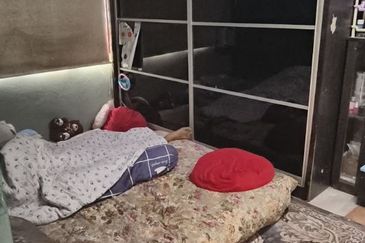 Lebuh Damar Flat Low Level Partly Furnished