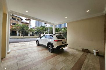 Kiara Peak (Puncak Kiara)