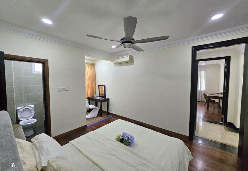 Kiara Peak (Puncak Kiara)