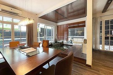 Rafflesia @ The Hill