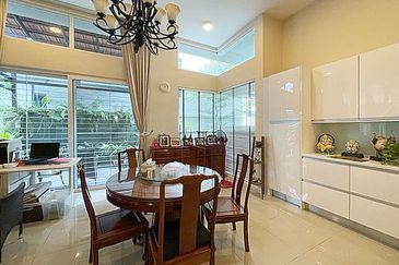 Rafflesia @ The Hill