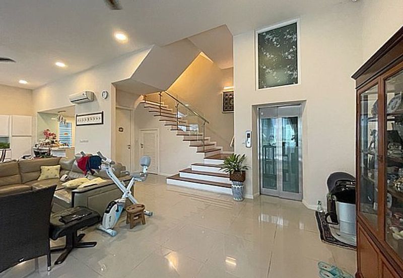 Rafflesia @ The Hill