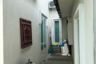 Bandar Enstek (Timur)