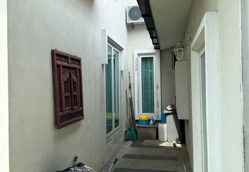 Bandar Enstek (Timur)