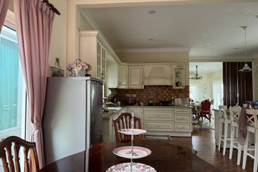 Bandar Enstek (Timur)