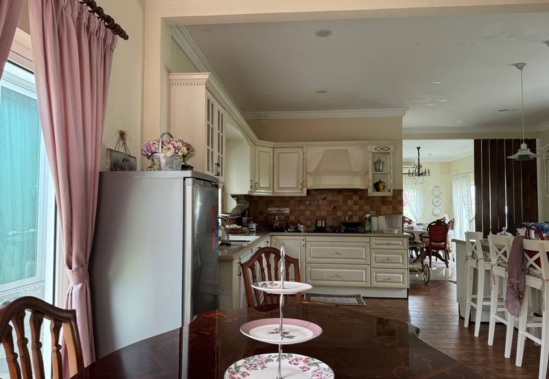 Bandar Enstek (Timur)