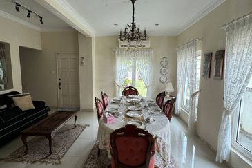 Bandar Enstek (Timur)