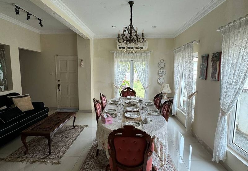 Bandar Enstek (Timur)