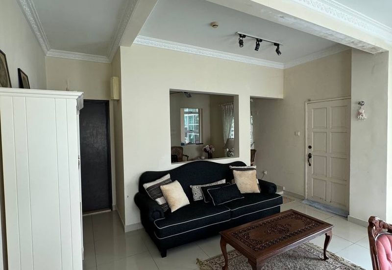 Bandar Enstek (Timur)