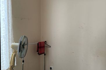 Bandar Enstek (Timur)