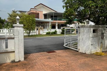 Bandar Enstek (Timur)