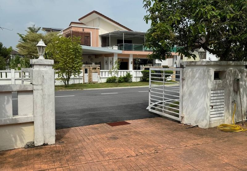 Bandar Enstek (Timur)