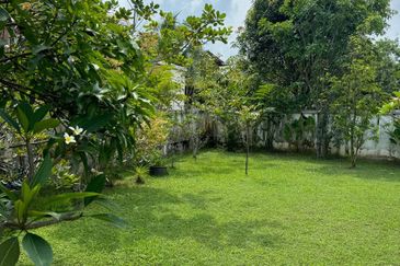 Bandar Enstek (Timur)