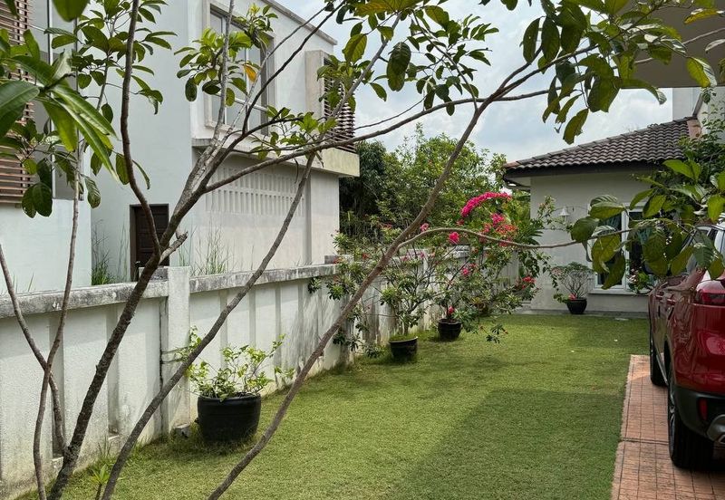 Bandar Enstek (Timur)