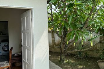 Bandar Enstek (Timur)