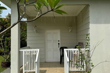 Bandar Enstek (Timur)