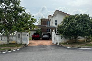 Bandar Enstek (Timur)